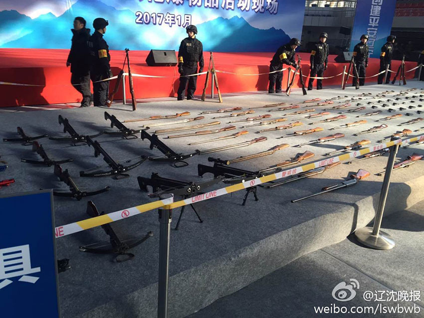 Liaoning public security organ destroys illegal guns and knives 