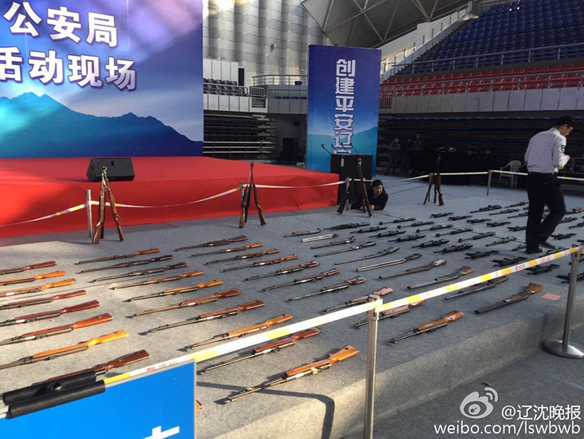 Liaoning public security organ destroys illegal guns and knives 