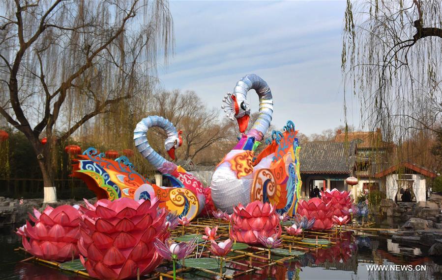 Lanterns installed for 2017 Baotu Spring Lantern Festival in E China's ...