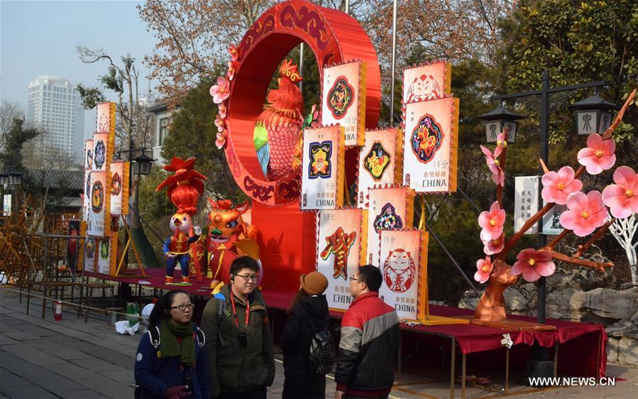 Lanterns installed for 2017 Baotu Spring Lantern Festival in E China's ...
