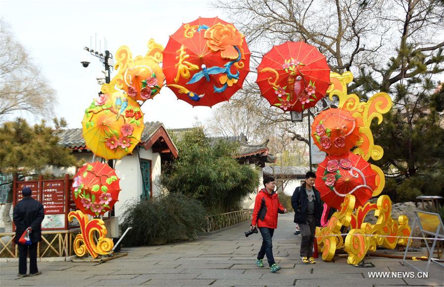 Lanterns installed for 2017 Baotu Spring Lantern Festival in E China's ...