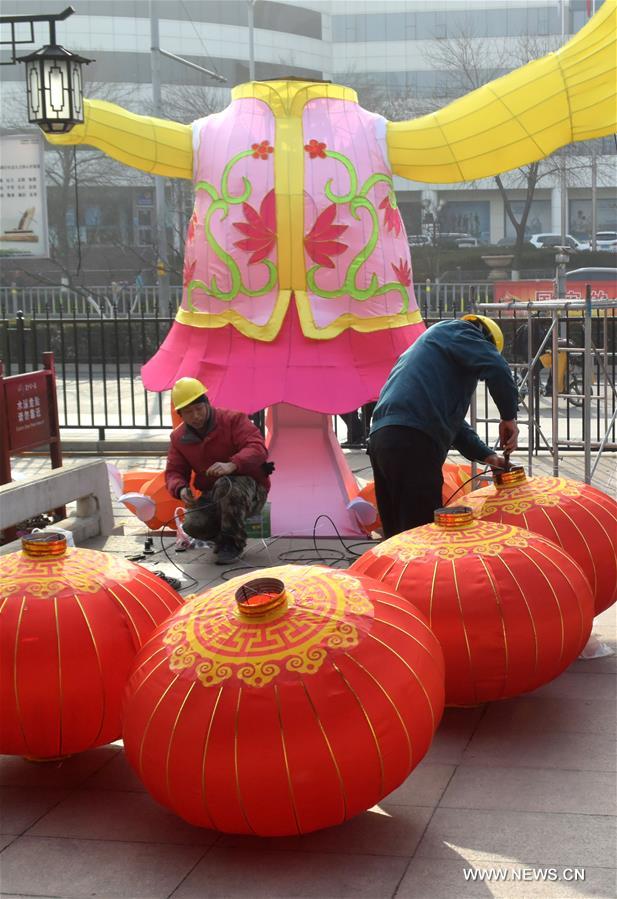 Lanterns installed for 2017 Baotu Spring Lantern Festival in E China's ...