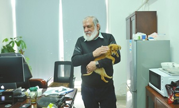 Cuban scientist in Chengdu commutes to work with adorable canine