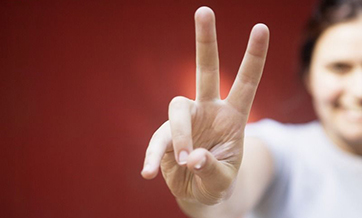 Study: Making 'V' sign when taking photos could lead to fingerprint theft