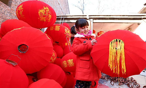 Villagers make red lanterns for Spring Festival 