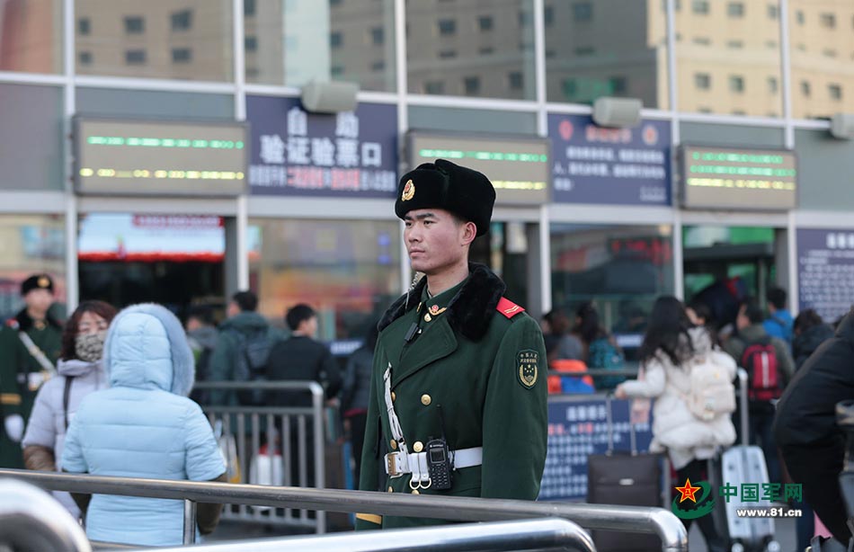 Armed police work Spring Festival travel rush in Beijing