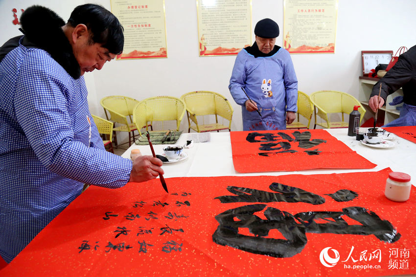 'Happy' calligraphy for villagers in Henan