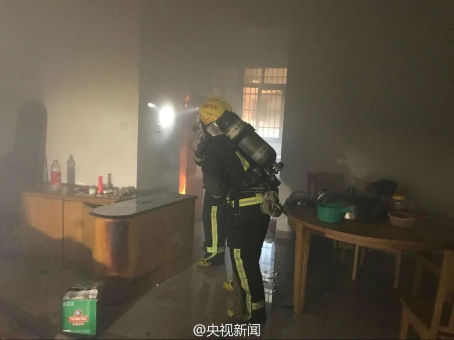 Brave Jiangxi firefighter risks life to save others