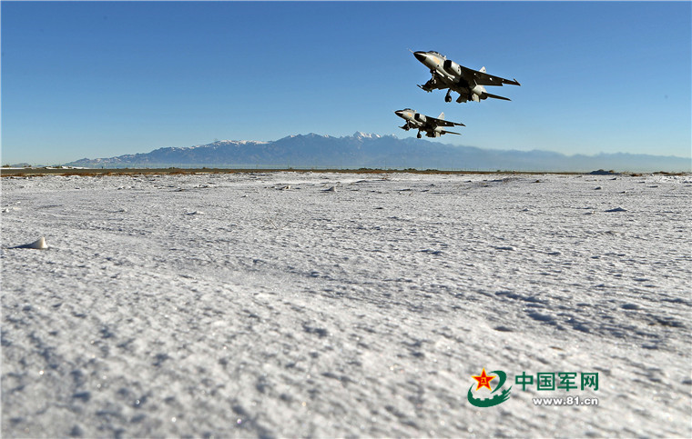 PLA air force conducts flight drill in Xinjiang
