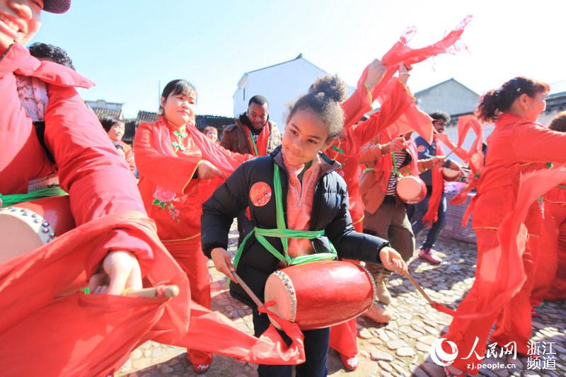 Foreigners experience Spring Festival in Ningbo