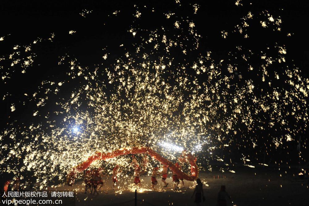 Fire dragon dance in Chongqing