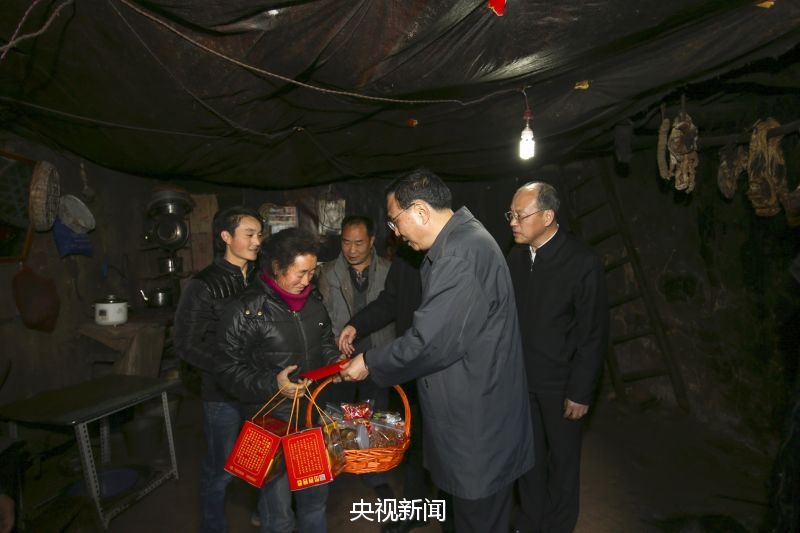 Premier Li Keqiang visits poverty-stricken Yunnan village before Spring Festival