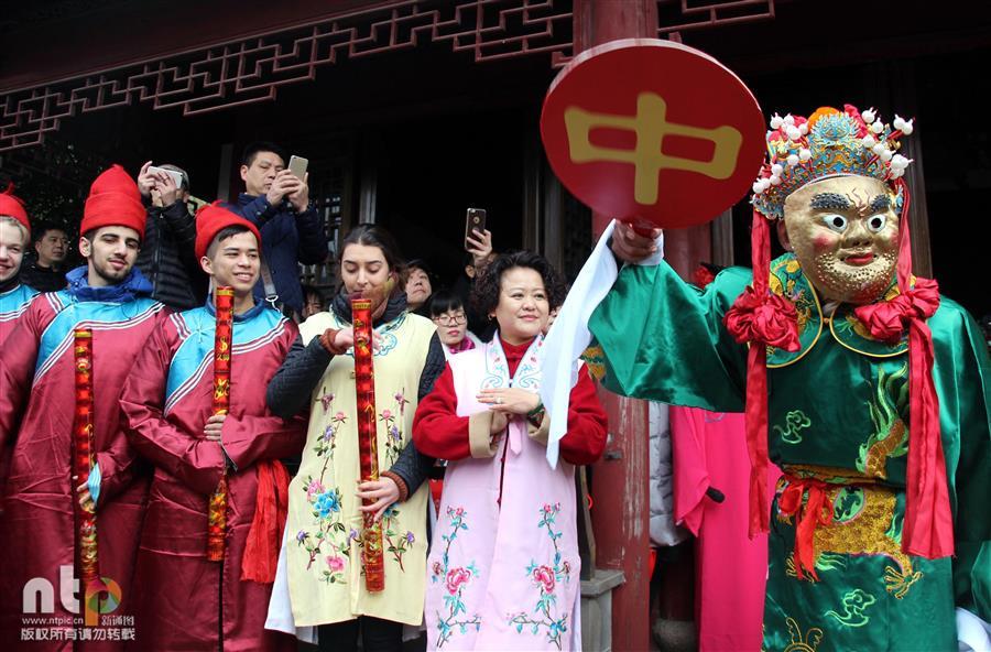 Foreign students experience traditional Chinese folk customs
