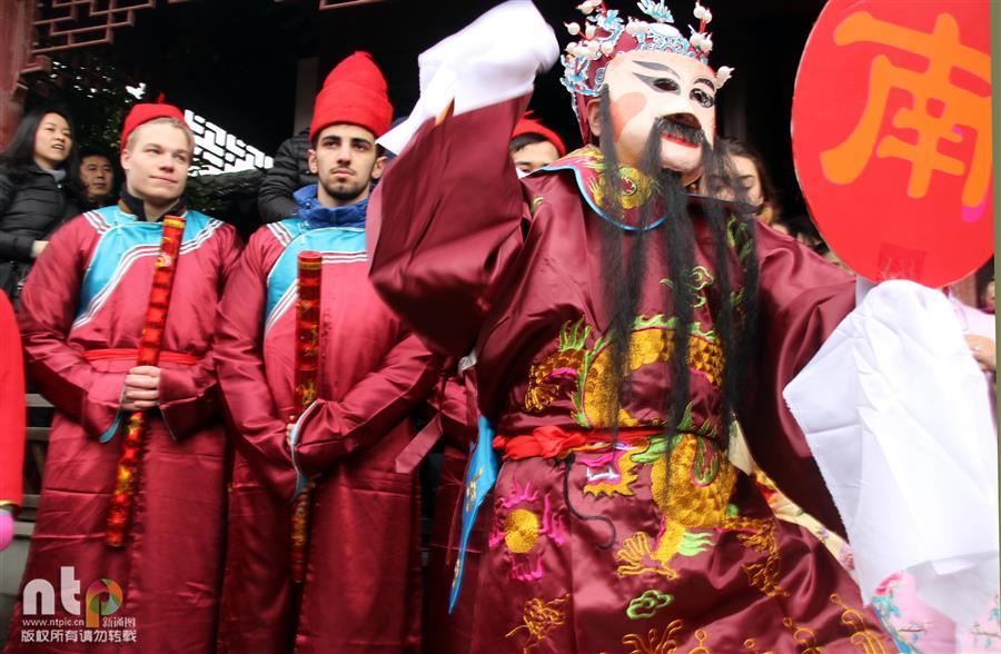 Foreign students experience traditional Chinese folk customs