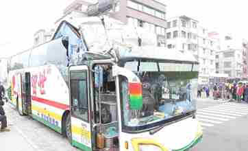 Bus carrying mainland tourists hits bridge in Taiwan's Kaohsiung