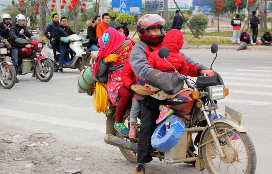 Motorcycle carrying 5 people spotted in Guangxi