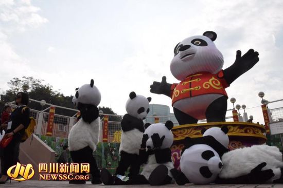 Adorable 'pandas' at HK temple fair