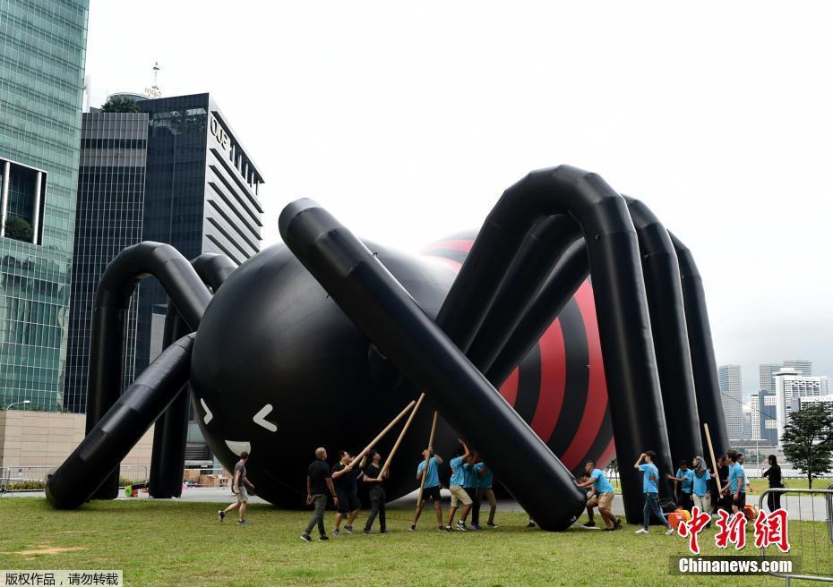 10-meter inflatable spider unveiled in Singapore