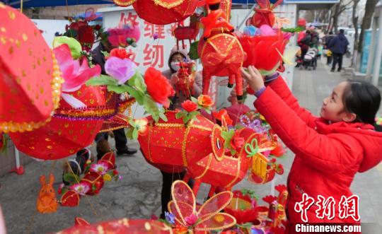 Eye-catching rooster lanterns on display in Yangzhou