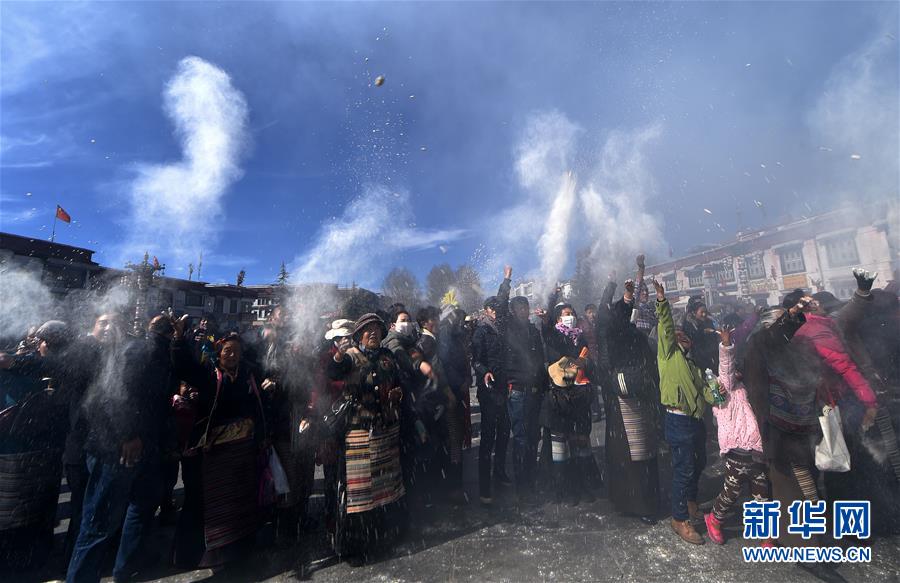 Jokhang Temple changes prayer flags to celebrate Tibetan New Year