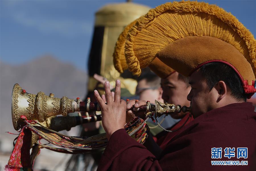 Jokhang Temple changes prayer flags to celebrate Tibetan New Year