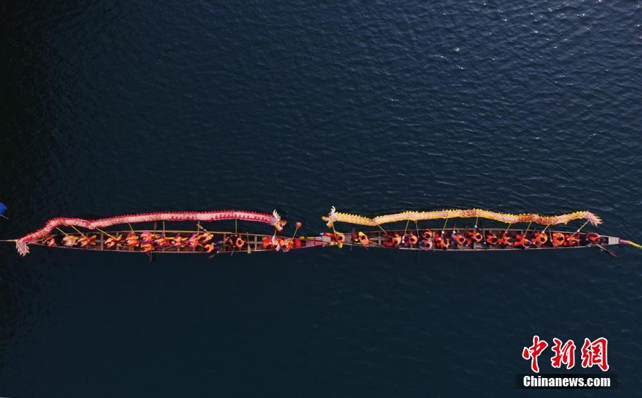 Citizens welcome Lantern Festival with dragon dance in boats