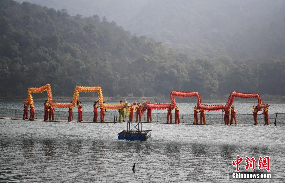 Citizens welcome Lantern Festival with dragon dance in boats