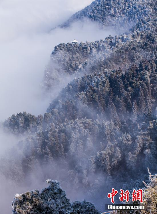 Jiangxi Lushan Mountain blanketed with snow