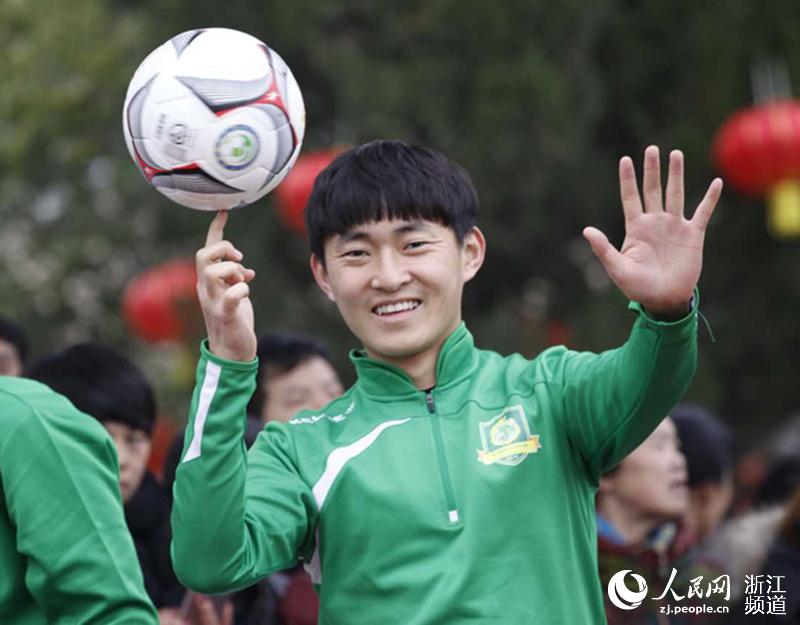 Lantern Festival ushered in with soccer in Zhejiang town