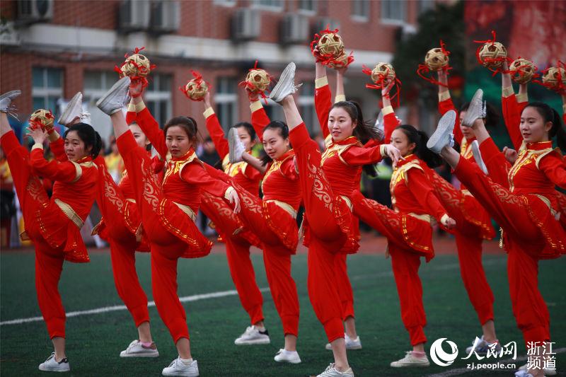Lantern Festival ushered in with soccer in Zhejiang town