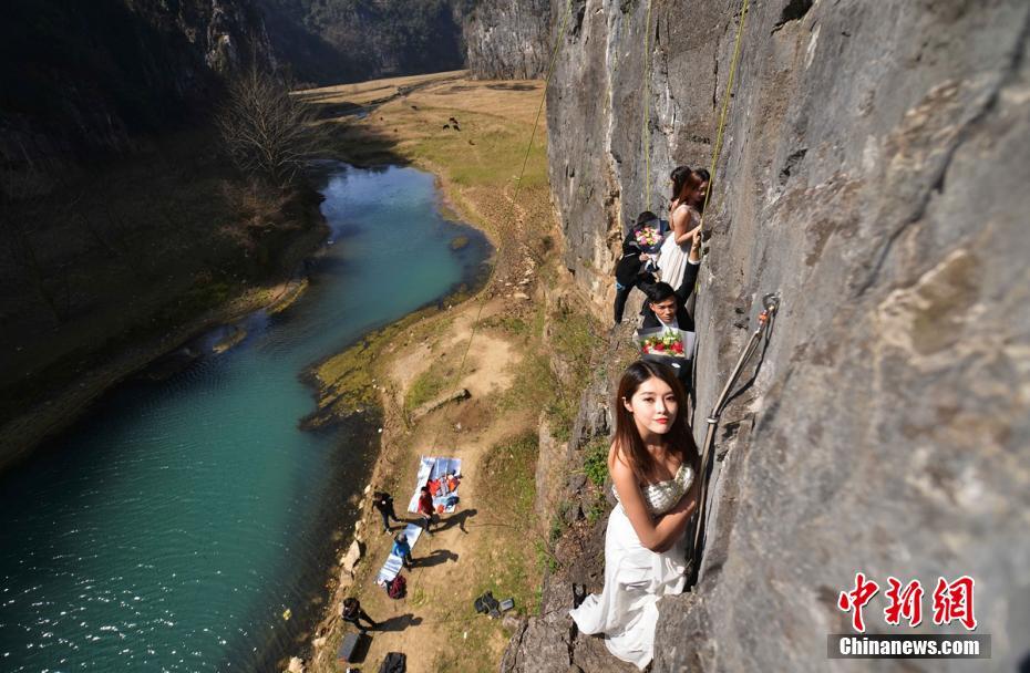 Couples in Hunan take wedding photos on cliff face