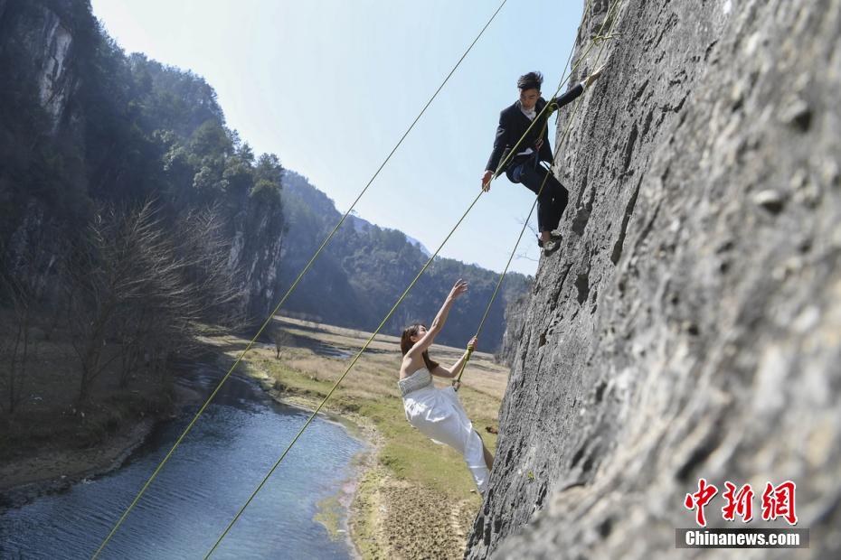 Couples in Hunan take wedding photos on cliff face