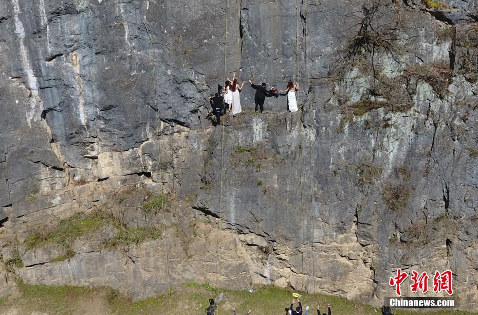 Couples in Hunan take wedding photos on cliff face