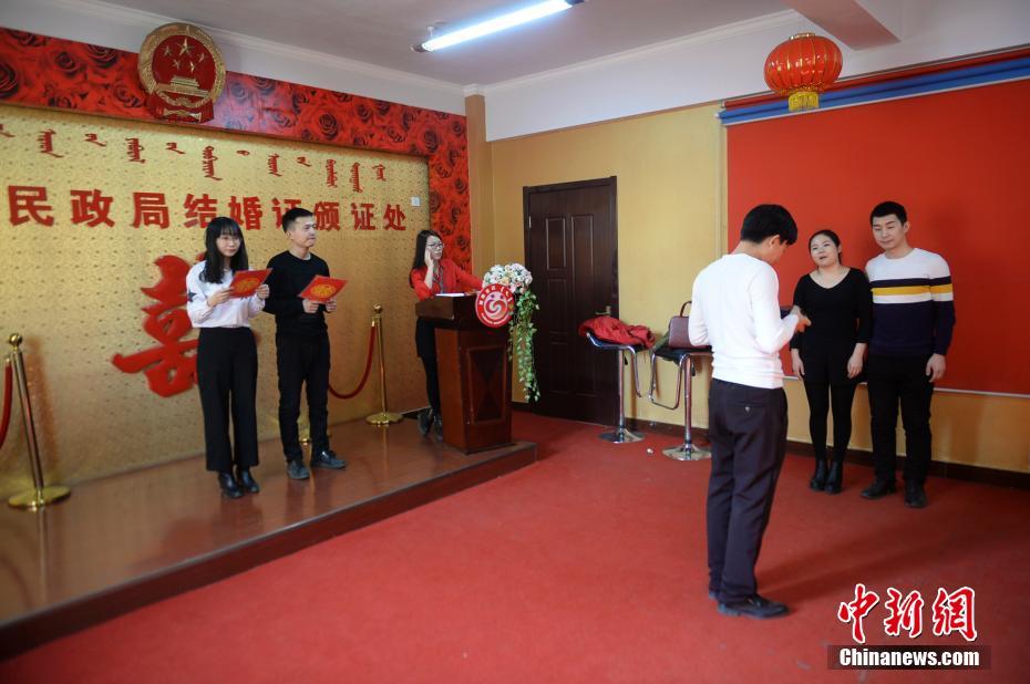 Love birds register for marriage in traditional Chinese wedding apparel