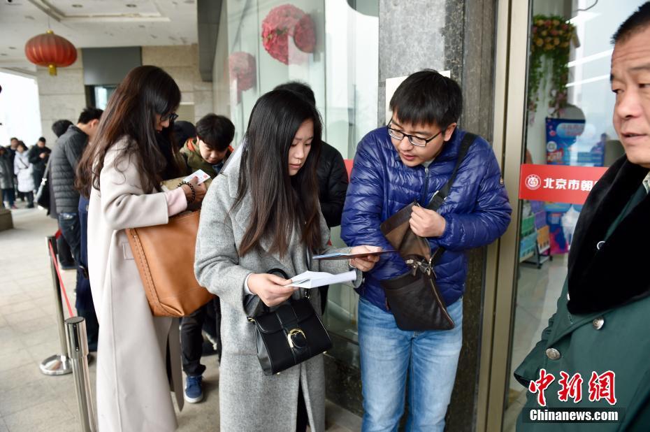 Love birds register for marriage in traditional Chinese wedding apparel