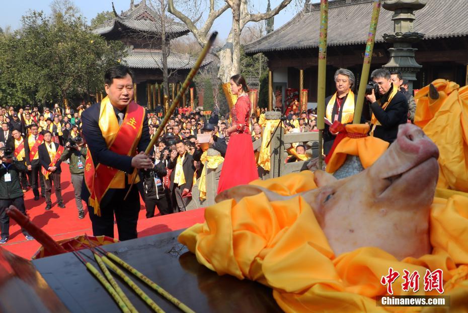 600 descendants of Qian family gather in Hangzhou to worship ancestor
