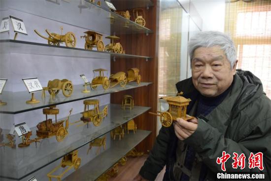 85-year-old man spends over 20 years making 200 ancient cart models