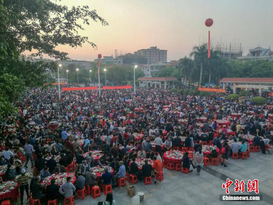 20,000 people feast in Guangdong