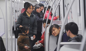 Gansu families use their children to beg on Beijing subway