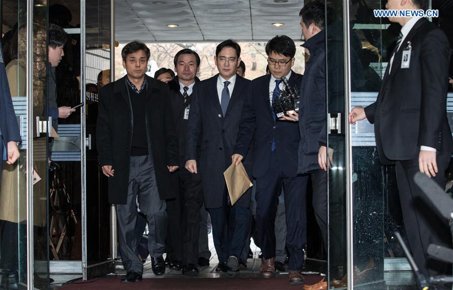 Samsung Electronics Vice Chairman Lee Jae-yong (C) enters a Seoul court for hearings in Seoul, South Korea, on Feb. 16, 2017. 