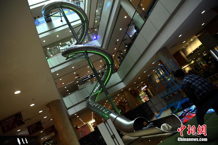 Chongqing shopping mall installs spiral slide