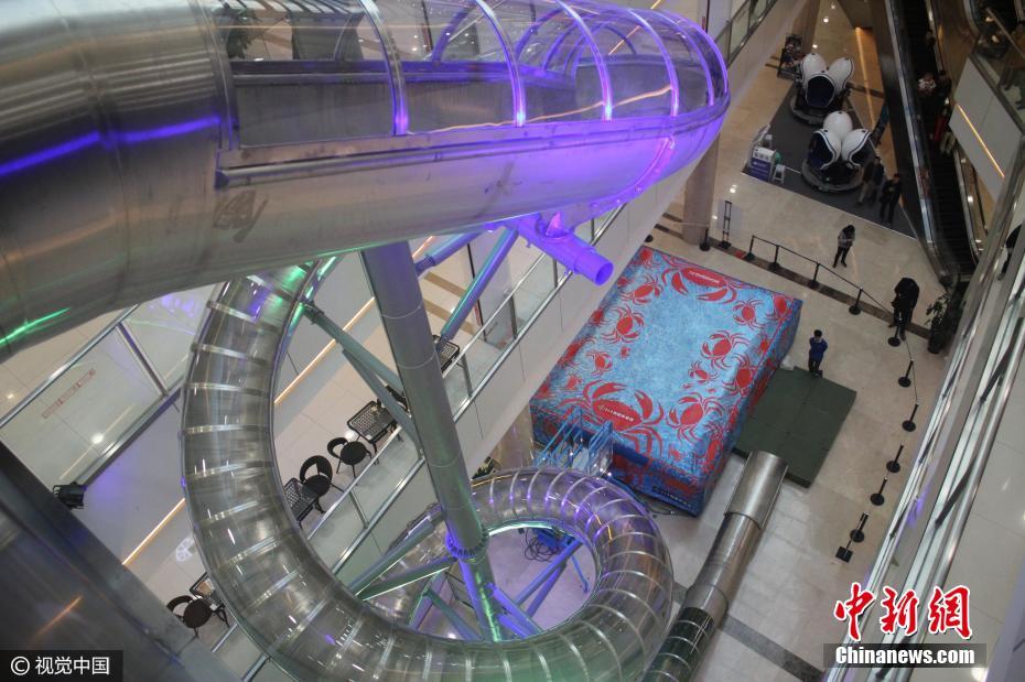 Chongqing shopping mall installs spiral slide