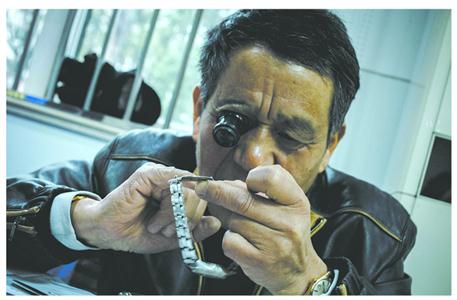 Shanghai craftsman offers free timepiece repairs for 3 decades