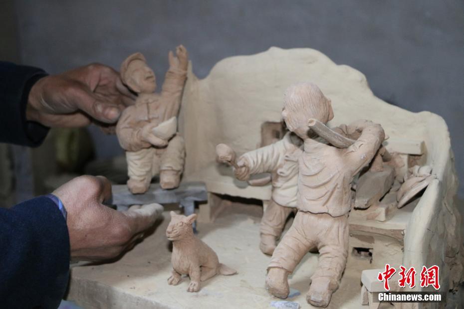 Gansu man showcases traditional country life through clay sculpture