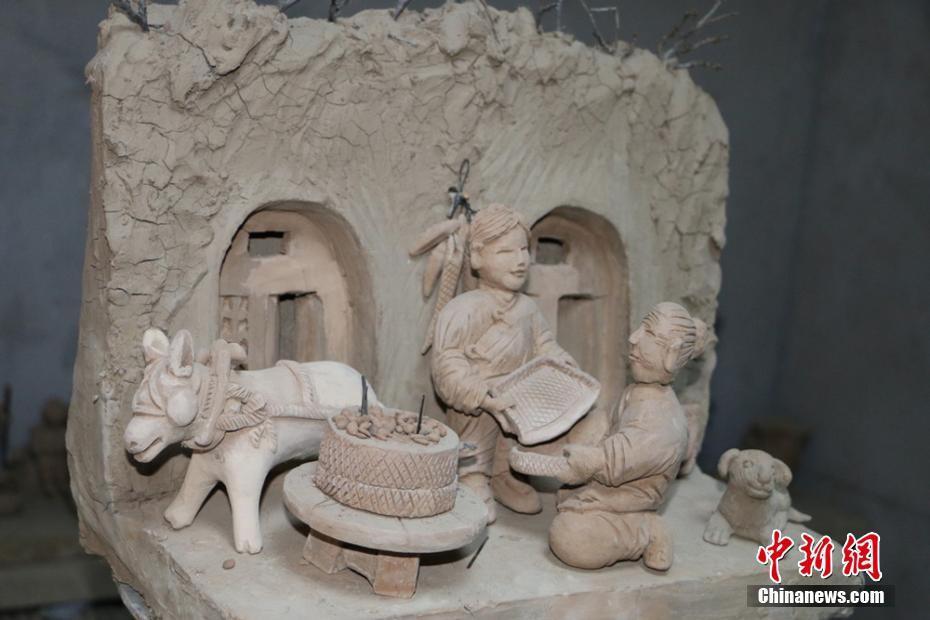 Gansu man showcases traditional country life through clay sculpture