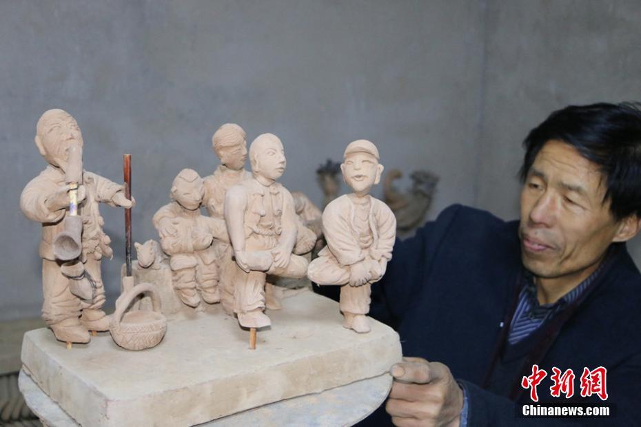 Gansu man showcases traditional country life through clay sculpture