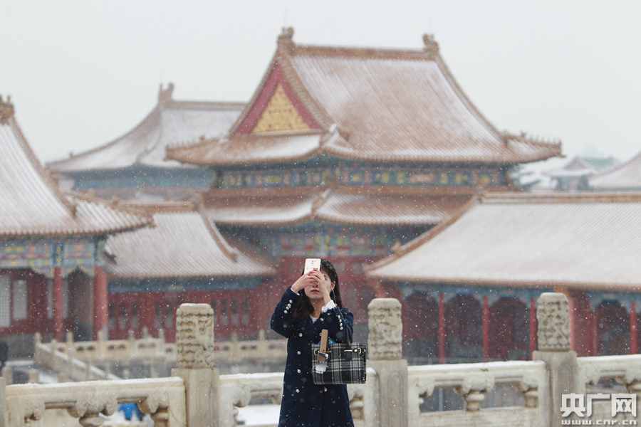 Snow-covered Palace Museum attracts tourists