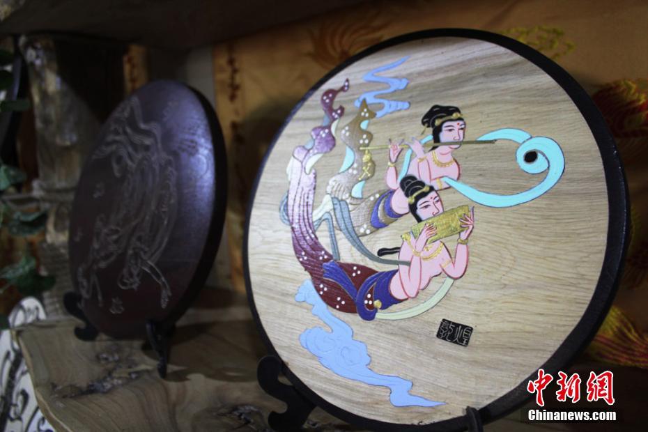 Craftswoman depicts Dunhuang culture through wood carvings