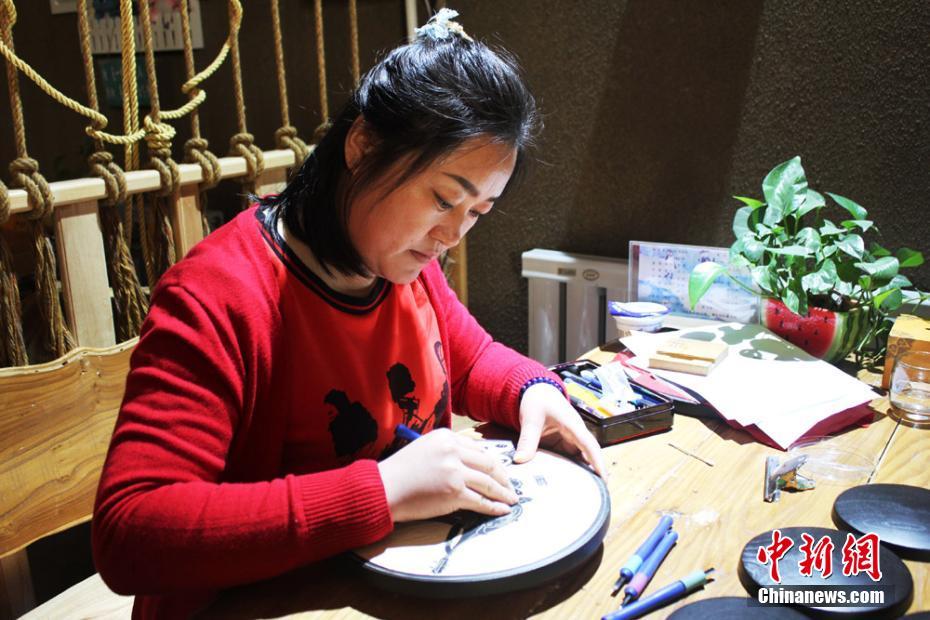 Craftswoman depicts Dunhuang culture through wood carvings