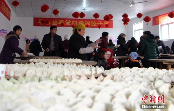 Dumpling banquet for hundreds in Hebei